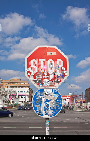 Stop-Schild unkenntlich gemacht mit Aufklebern und Richtungspfeil, Berlin, Deutschland, Europa Stockfoto