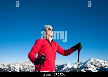 Nordic walking Frau in den Bergen Stockfoto