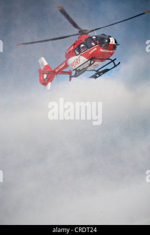 Rettung Hubschrauber nähert, Rettungsaktion mit einem Rettungshubschrauber in das Thüringer Schiefergebirge, Thüringen Stockfoto