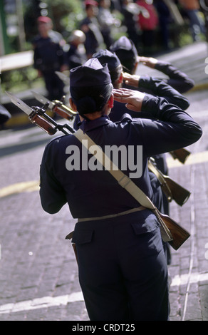 Weibliche Luftwaffe Soldaten während Tagesparade Arequipa, Peru. Stockfoto