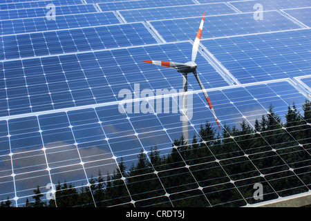 Sonnenkollektoren mit der Reflexion von einer Windkraftanlage, Illustration, symbolisches Bild Stockfoto