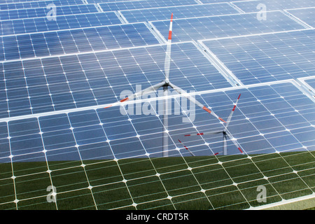 Sonnenkollektoren mit der Reflexion von Windkraftanlagen, Illustration, symbolisches Bild Stockfoto