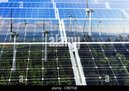 Sonnenkollektoren mit der Reflexion von Windkraftanlagen, Illustration, symbolisches Bild Stockfoto