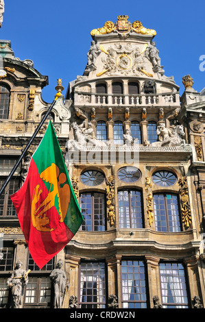 Flagge von Brüssel auf dem Rathausplatz, Le Cornet Gebäude auf der Rückseite, Zunfthaus der Schiffer, eine Italienisch-flämischen Stil Gebäude Stockfoto