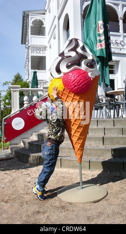 junge leckt an Eis dummy, Deutschland, Rügen, Binz Stockfoto