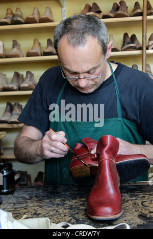Ein Schuster bei der Arbeit in der Werkstatt Stockfoto
