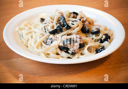 Spaghetti mit Thunfisch-Oliven und Käse auf den weißen Teller Stockfoto