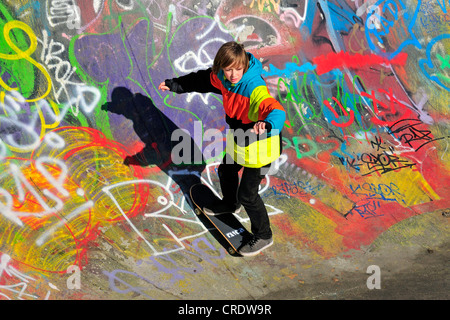 Zwölf-Jahr-alten Skater in einer Spur Skateboard Skate-bowl, Brüssel, Belgien, Europa, PublicGround Stockfoto