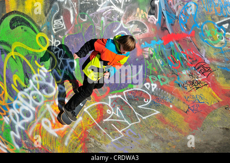 Zwölf-Jahr-alten Skater in einer Spur Skateboard Skate-bowl, Brüssel, Belgien, Europa, PublicGround Stockfoto