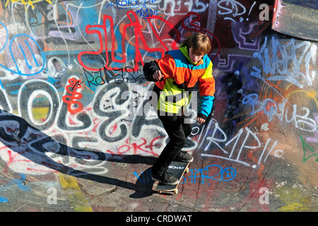 Zwölf-Jahr-alten Skater in einer Spur Skateboard Skate-bowl, Brüssel, Belgien, Europa, PublicGround Stockfoto