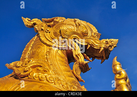 Vergoldete Löwen, Singha, eine Figur der Wächter am Eingang des Wat Pho Chai Tempel, Nong Khai, Thailand, Asien, PublicGround Stockfoto