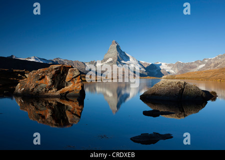 Morgen-Stimmung mit dem Matterhorn spiegelt sich im See Stellisee, Zermatt, Valais, Schweizer Alpen, Schweiz, Europa, PublicGround Stockfoto