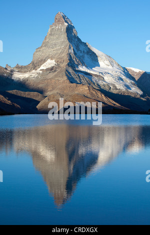 Morgen-Stimmung mit dem Matterhorn spiegelt sich im See Stellisee, Zermatt, Valais, Schweizer Alpen, Schweiz, Europa, PublicGround Stockfoto