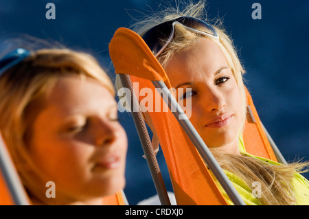 zwei junge blonde Frauen zum Sonnenbaden in den Bergen, Frankreich, Alpen Stockfoto