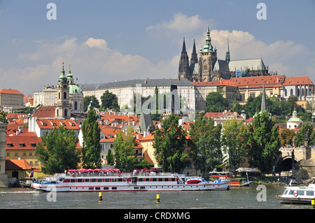 Ausflugsboote auf Vltava (Moldau), Prager Burg, Hradschin, Prag, Böhmen, Tschechische Republik, Europa, PublicGround Stockfoto