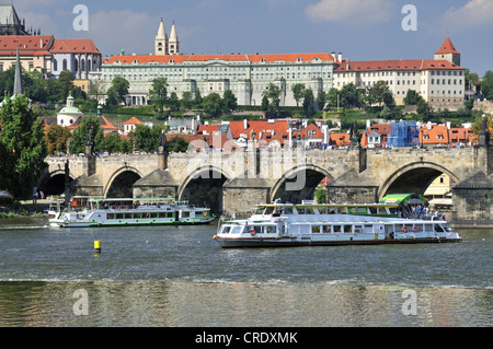Moldau mit Karlsbrücke, ein UNESCO-Weltkulturerbe, Prag, Böhmen, Tschechische Republik, Europa, PublicGround Stockfoto