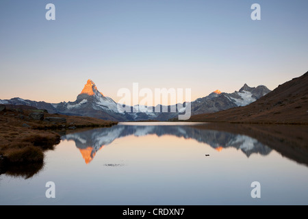 Am frühen Morgen, Tagesanbruch, am Stellisee See mit Blick auf Mt Matterhorn, Zermatt, Valais, Schweizer Alpen, Schweiz, Europa, PublicGround Stockfoto