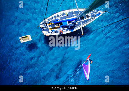 Blick von einem Boot Mast auf einem Segelschiff und ein windsurfer Stockfoto