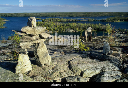 Cairn oder Stein Mann oder Inukshuk an den versteckten Seen, Ingraham Trail, Nordwest-Territorien, Kanada, Nordwest Territorien Stockfoto