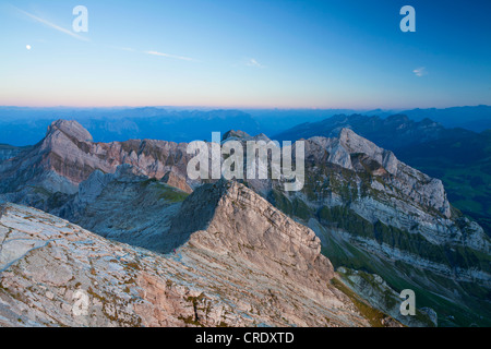 Dämmerung mit Mond im Bereich Alpstein aus Mt Säntis, Appenzellerland, PublicGround, Europa, Schweiz, Schweizer Alpen Stockfoto