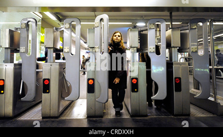 Zutrittskontrolle der u-Bahnstation, Frankreich, Paris Stockfoto