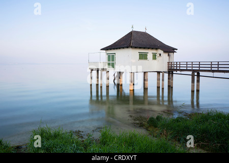 Badehaus im letzten Abendlicht mit sanften Herbstnebel in der Nähe von Kesswil am Bodensee, Schweiz, Europa, PublicGround Stockfoto