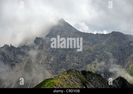 Bergkamm zwischen Schafalpenkopf Berg und Kanzelwand Berg, Wolken, Allgäuer Alpen, Bayern, PublicGround Stockfoto