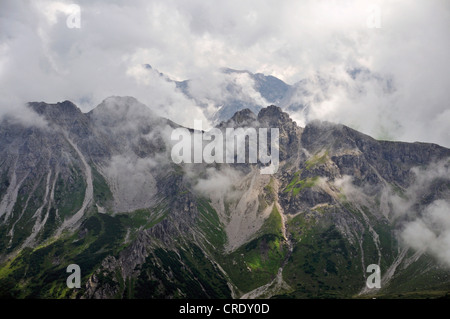 Bergkamm zwischen Schafalpenkopf Berg und Kanzelwand Berg, Wolken, Allgäuer Alpen, Bayern, PublicGround Stockfoto