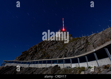 Übertragungsnetz auf Mt Säntis im Lichte der Vollmond, Alpstein Reichweite, Schweiz, Europa Stockfoto