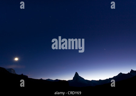 Nachtansicht des Mt Matterhorn mit Mond, Stellisee See, Zermatt, Wallis, Schweiz, Europa Stockfoto