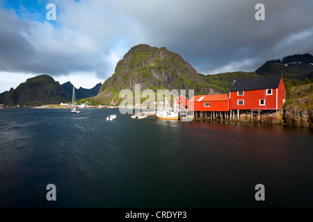 Roten Fischerhäuser in Reine, Lofoten Inseln, Norwegen, Skandinavien, Europa, PublicGround Stockfoto