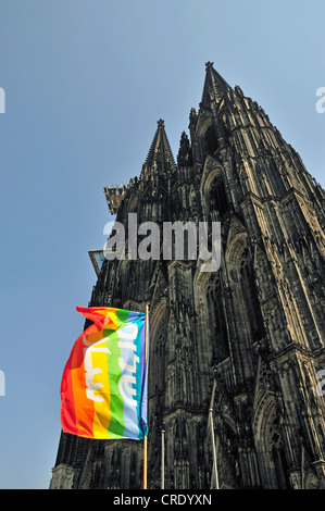 Frieden-Flagge vor dem Kölner Dom, Köln, Nordrhein-Westfalen, Deutschland, Europa Stockfoto