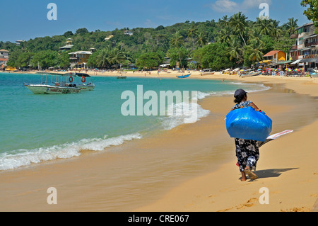 Strand-Anbieter mit Tuch Handtücher, Unawatuna, Sri Lanka, Asien Stockfoto