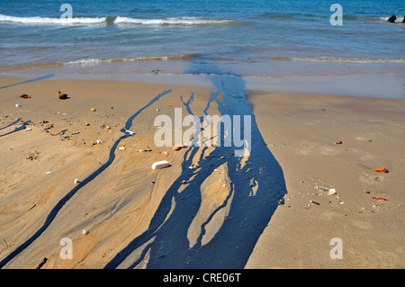 Ölteppich auf dem Strand, Galle, Sri Lanka, Ceylon, Süd-Asien Stockfoto