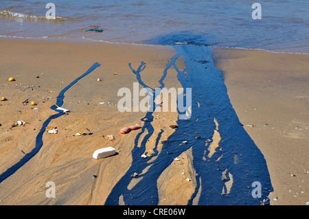 Ölteppich auf dem Strand, Galle, Sri Lanka, Ceylon, Süd-Asien Stockfoto