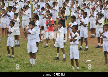 Karate-Unterricht, Schule Jungen in weißen Uniformen, Galle, Sri Lanka, Ceylon, Asien Stockfoto