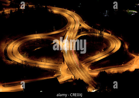 Weidachknoten Kreuzung in der Nähe der Pfaendertunnel Tunnel in der Nacht mit Lichtern, Bregenz, Österreich, Europa Stockfoto