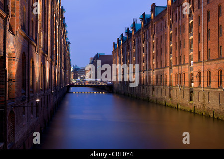 Brücke in der Nacht zur blauen Stunde, Speicherstadt historischen Speicherstadt in Hamburg, Deutschland, Europa Stockfoto