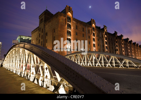 Brücke in der Nacht zur blauen Stunde, Speicherstadt historischen Speicherstadt in Hamburg, Deutschland, Europa Stockfoto