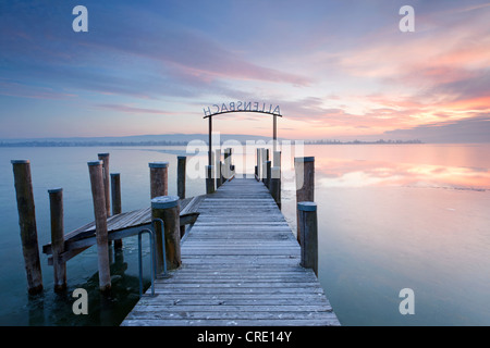 Abend Stimmung in einem Kai mit Eis auf dem Bodensee in der Nähe von Allensbach, Baden-Württemberg, Deutschland, Europa Stockfoto