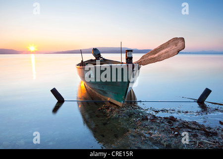 Abendstimmung mit Fischerboot auf Reichenau Insel, Baden-Württemberg, Deutschland, Europa Stockfoto