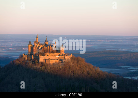 Am frühen Morgen auf dem Schloss Burg Hohenzollern vom Zeller Horn, Schwäbische Alb in der Nähe von Hechingen, Baden-Württemberg Stockfoto