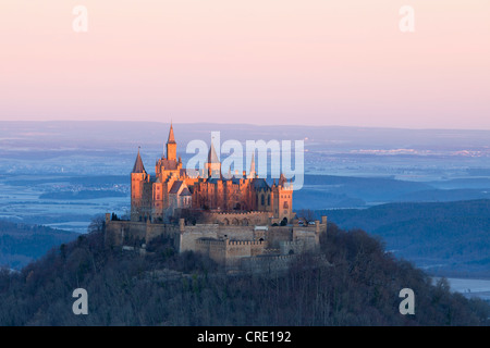 Am frühen Morgen auf dem Schloss Burg Hohenzollern vom Zeller Horn, Schwäbische Alb in der Nähe von Hechingen, Baden-Württemberg Stockfoto