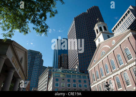 Faneuil Hall, historisches Gebäude in Quincy Market, Wolkenkratzer der Innenstadt von Boston Financial District, Freedom Trail, Stockfoto