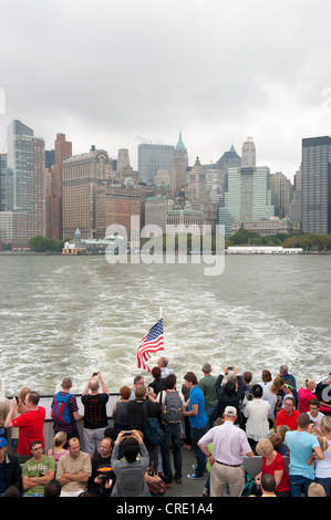 Blick vom Boot aus mit vielen Menschen über den Hudson River auf die Skyline und Wolkenkratzer, Financial District, Lower Manhattan Stockfoto