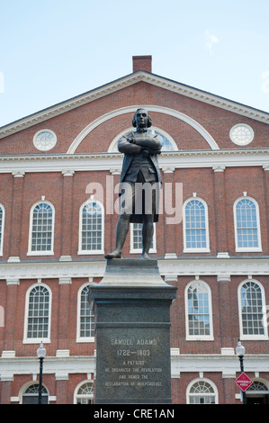 Denkmal für Samuel Adams, ein Kämpfer für die Unabhängigkeit vor Faneuil Hall, Quincy Market, Boston, Massachusetts Stockfoto