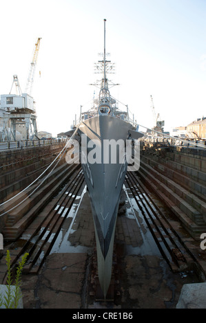 Schiff im Hafen, Bogen eines Museums Schiff, Marine Kriegsschiff, den Zerstörer USS Cassin Young DD-793 im Trockendock Stockfoto