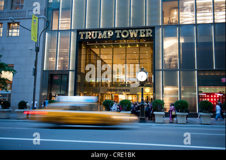 Verkehr bei Dämmerung, gelbes Taxi, Taxi, Bewegungsunschärfe, vor dem Eingang zum Trump Tower, 5th Avenue in Midtown Manhattan Stockfoto