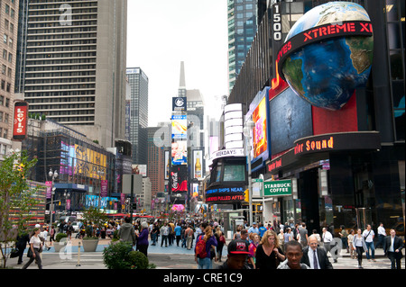 Metropole, Hochhäuser und hellen Werbedialogmaßnahmen Leuchtreklamen, Kreuzung von Broadway und 7th Avenue, Fußgängerzone Stockfoto