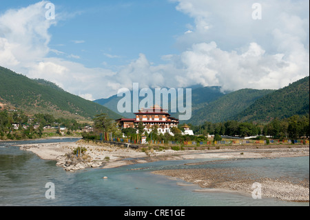 Tibetischen Buddhismus, Fortess-Kloster am Fluss, Dzong, bewaldete Berge, Punakha, der Himalaya-Königreich Bhutan Stockfoto